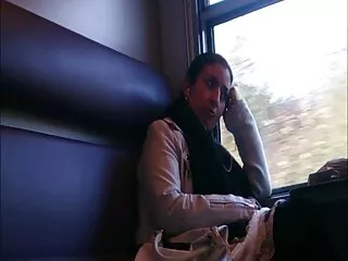 Cutie a lábait a feje mögé teszi anyu pinája