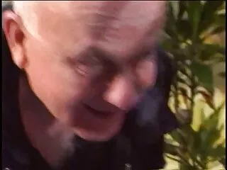 Aranyos erettanya és ízletes cipők